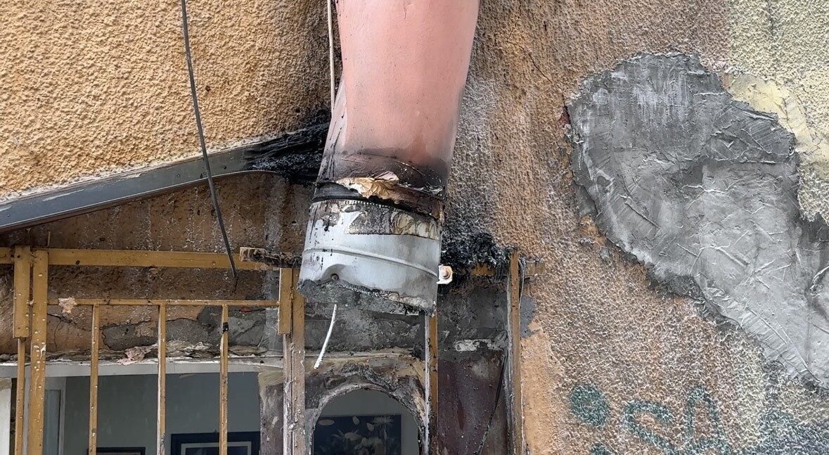 İstanbul Beyoğlu’nda bir iş yerinin bacasında çıkan yangın paniğe neden