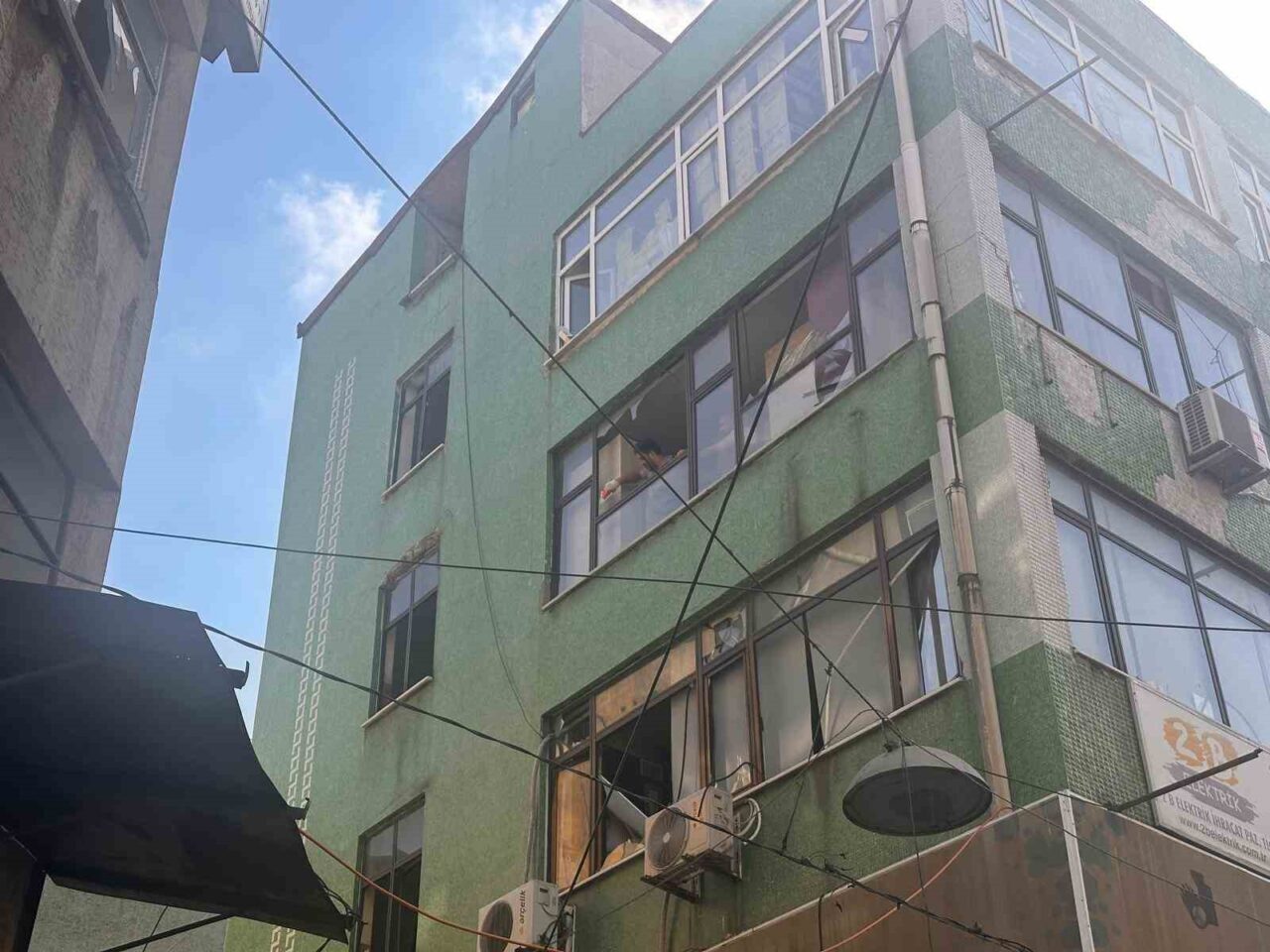 Beyoğlu’nda bir işyerindeki tüpün patladığı anın yeni görüntüleri ortaya çıktı.