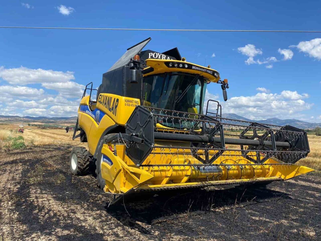 Amasya’nın Suluova ilçesinde biçerdöverin elektrik hattına temas etmesi sonucu çıkan