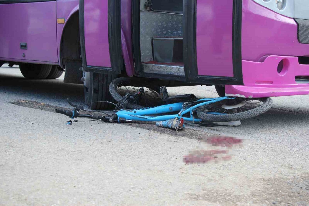 Sakarya’nın Akyazı ilçesinde sokak arasından yola çıkan bisikletli çocuk, seyir