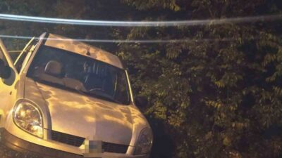 Erzurum’da çamur ve taşlı yola giren otomobil şarampole devrildi. Kazada