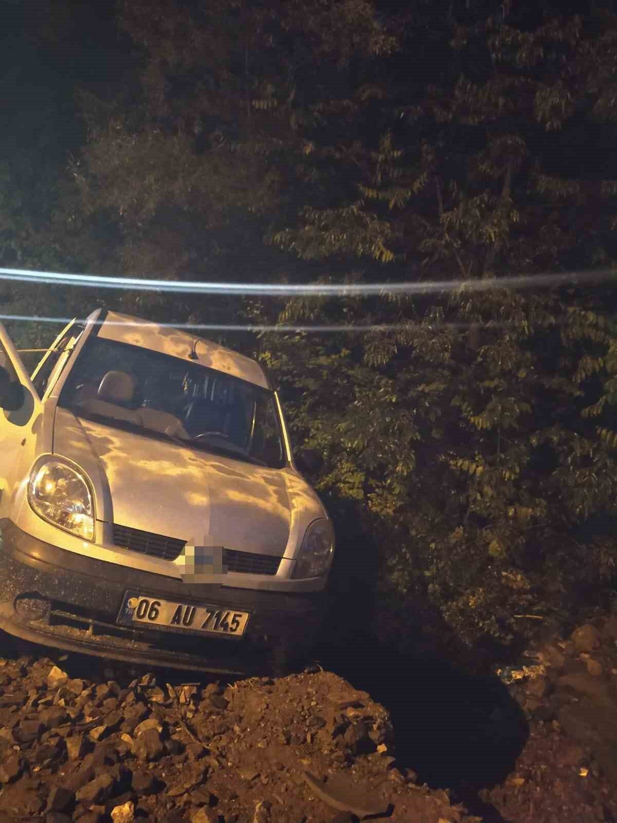 Erzurum’da çamur ve taşlı yola giren otomobil şarampole devrildi. Kazada