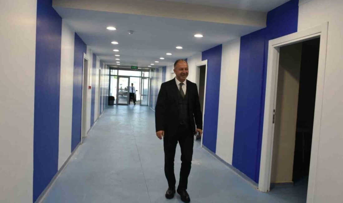 Erzurum Gençlik ve Spor İl Müdürü Levent Çakmur, yoğun mesaisinde