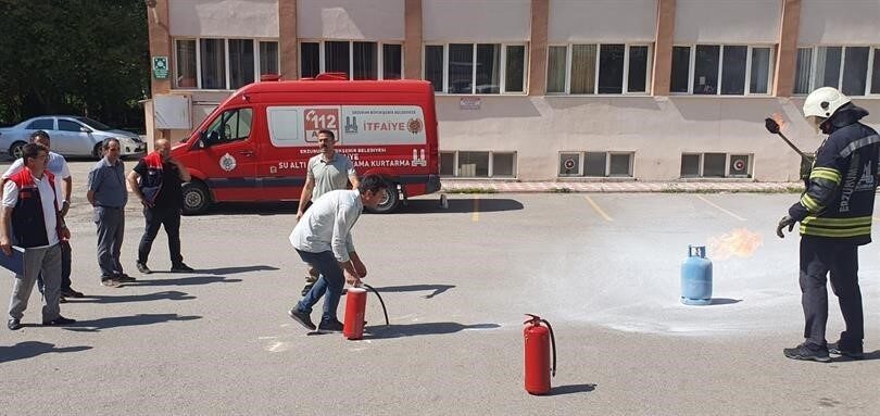 Çalışanlara yangın bilgilendirmesi Erzurum İl Tarım ve Orman Müdürlüğü tarafından personele yönelik binaların