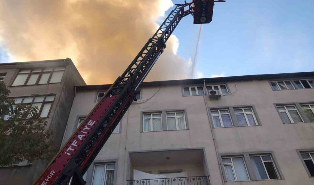 Kocaeli’nin İzmit ilçesinde çatı katında çıkan yangında mahsur kalan 2