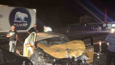 Zonguldak’ın Çaycuma ilçesine bağlı Saltukova beldesinde ticari taksinin tıra arkadan