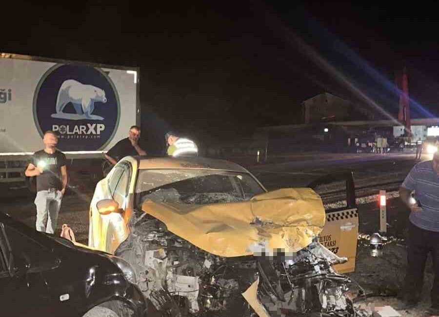 Çaycuma’da ticari taksi tıra arkadan çarptı: 1 yaralı Zonguldak’ın Çaycuma ilçesine bağlı Saltukova beldesinde ticari taksinin tıra arkadan