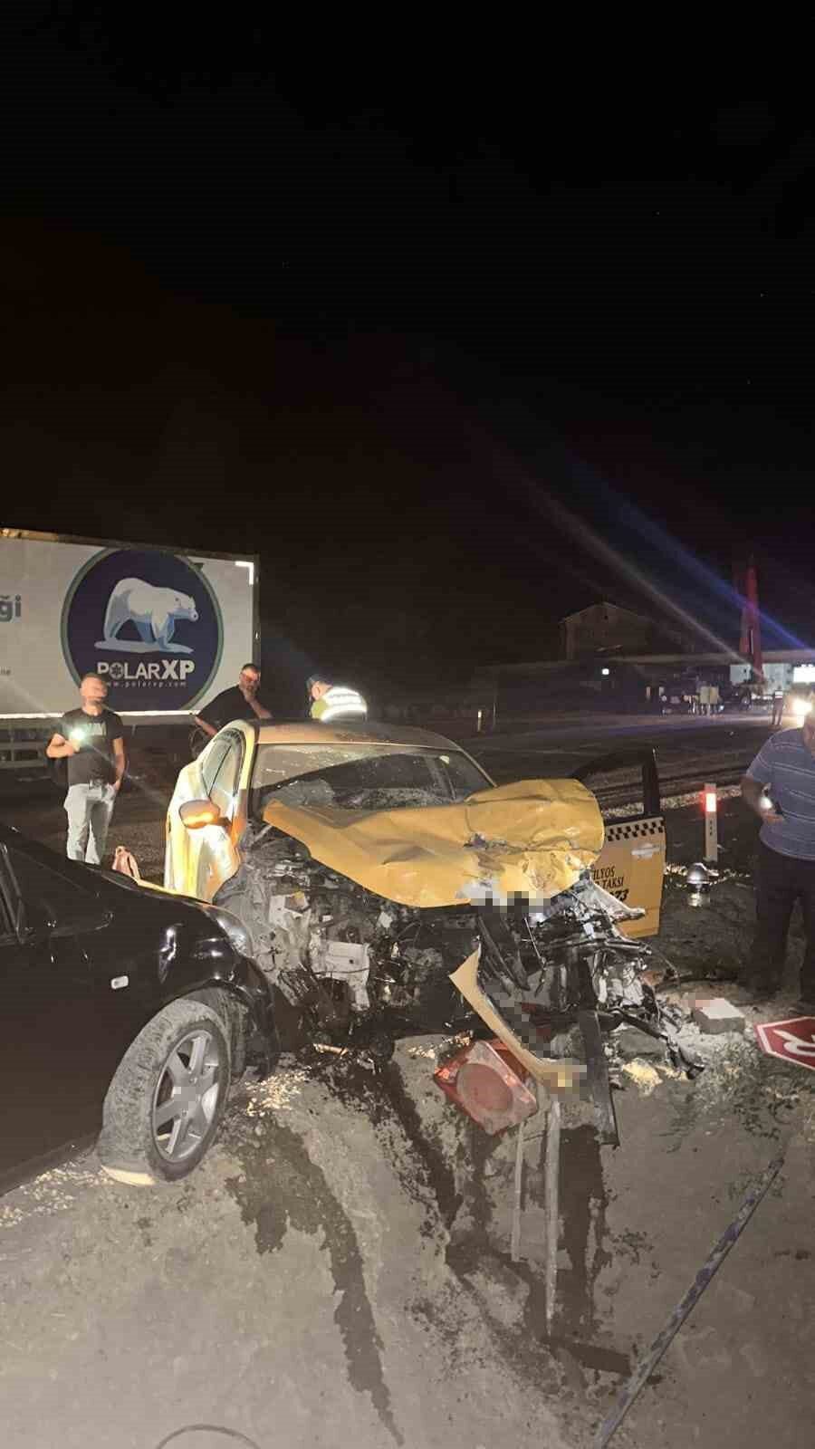 Zonguldak’ın Çaycuma ilçesine bağlı Saltukova beldesinde ticari taksinin tıra arkadan