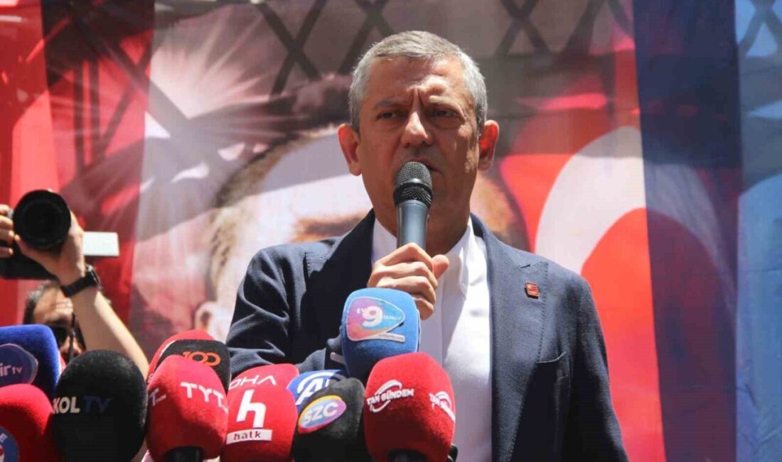 CHP Genel Başkanı Özgür Özel, İzmir’de partisinin İl Başkanlığı önünde