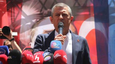 CHP Genel Başkanı Özgür Özel, İzmir’de partisinin İl Başkanlığı önünde