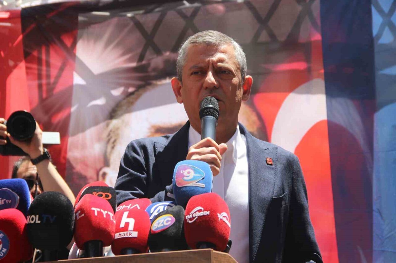 CHP Genel Başkanı Özgür Özel, İzmir’de partisinin İl Başkanlığı önünde