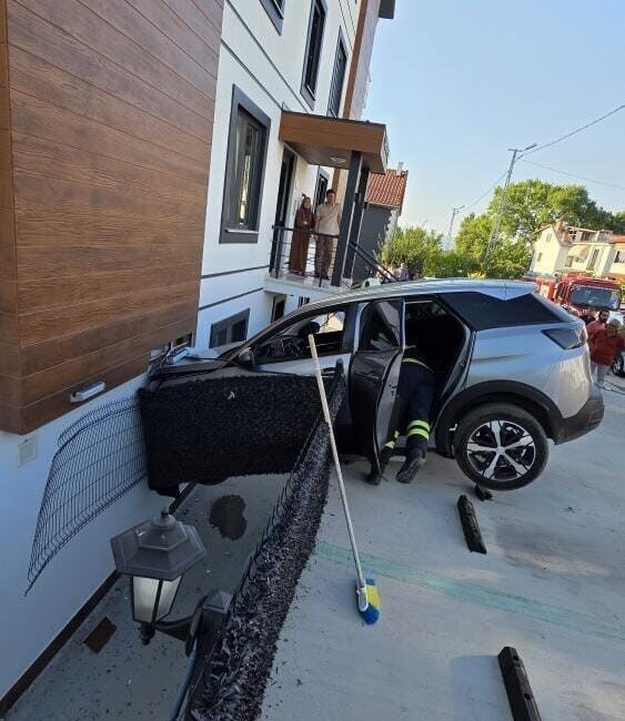 Kocaeli’nin Başiskele ilçesinde, direksiyon hakimiyetini kaybeden sürücünün kullandığı cip, ev