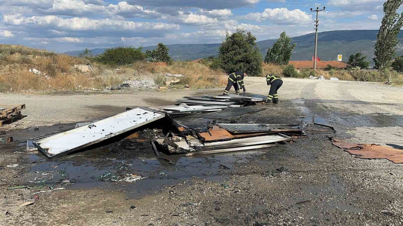 Kastamonu’nun Tosya ilçesinde sanayi bölgesinde çıkan çöp yangını, rüzgarın etkisiyle