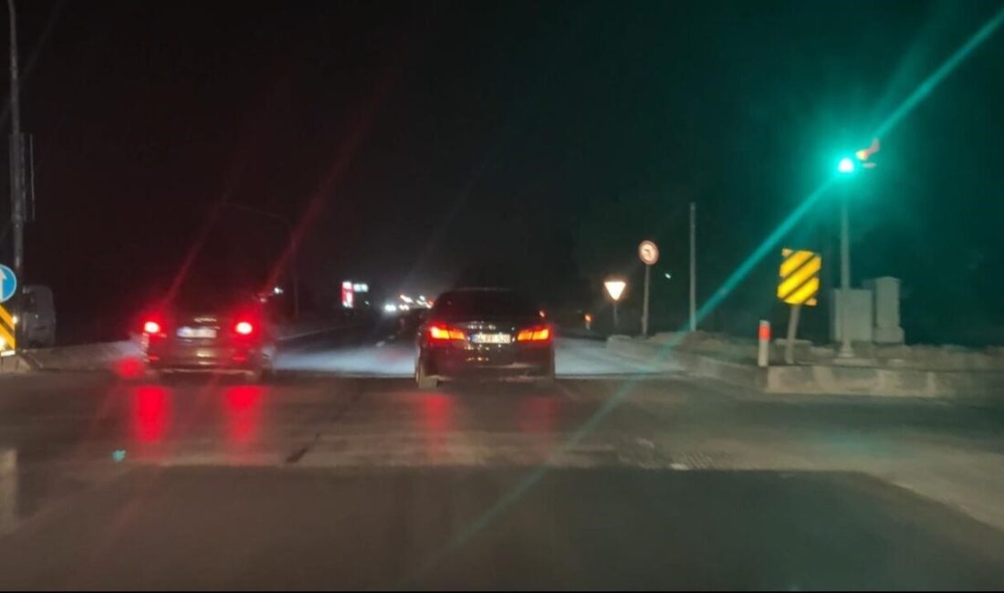 Sakarya’nın Erenler ilçesi D-100 kara yolunda kırmızı ışıkta duran iki