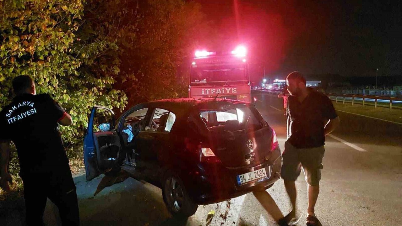 Sakarya’nın Akyazı ilçesi D-140 kara yolunda sürücüsünün kontrolünden çıkan otomobil