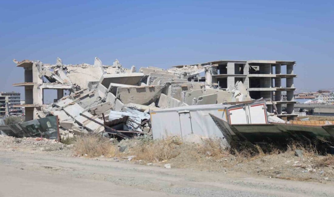 Hatay’ın Antakya ilçesinde 12 katlı binanın iş makinesinin darbesiyle yıkımı