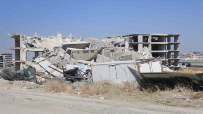 Hatay’ın Antakya ilçesinde 12 katlı binanın iş makinesinin darbesiyle yıkımı