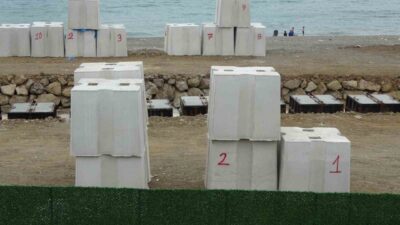 Trabzon’un önemli balıkçı limanlarından Faroz Limanı’nın dev dalgalardan etkilenmemesi için