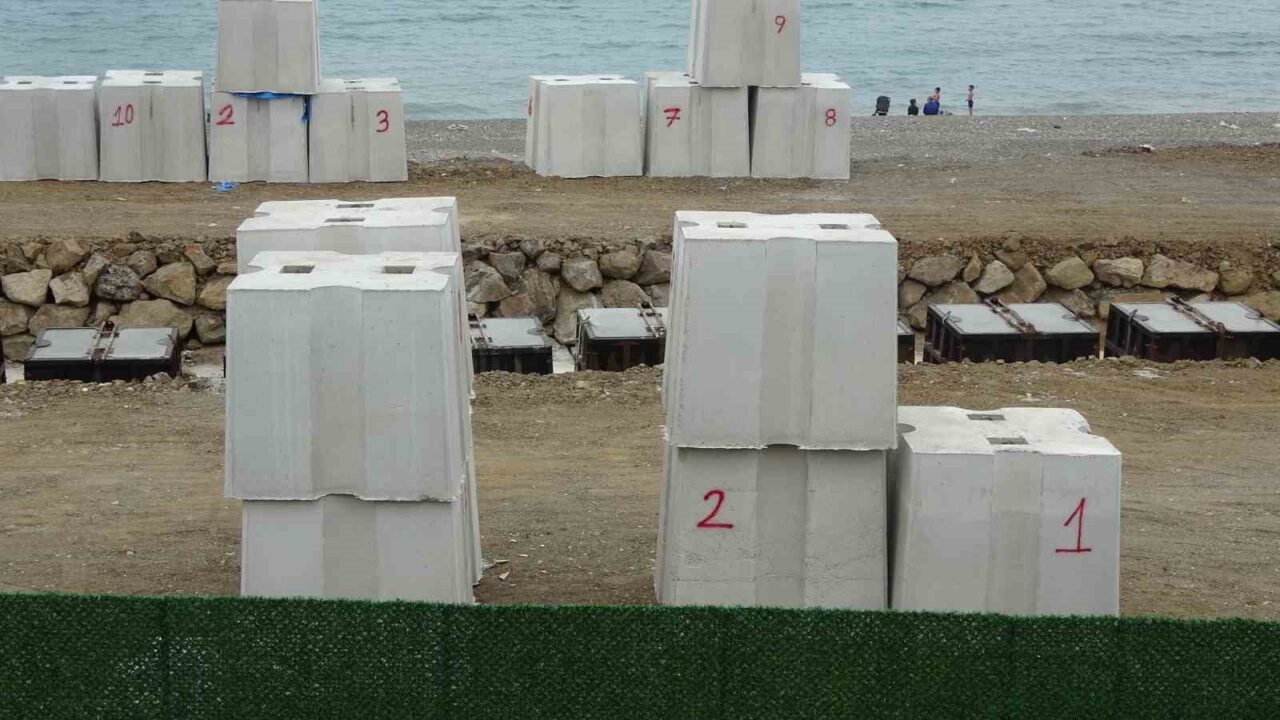 Trabzon’un önemli balıkçı limanlarından Faroz Limanı’nın dev dalgalardan etkilenmemesi için