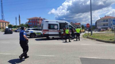 Sinop’ta direksiyon hakimiyetini kaybeden kadın motosiklet sürücüsü kayarak yere düştü.