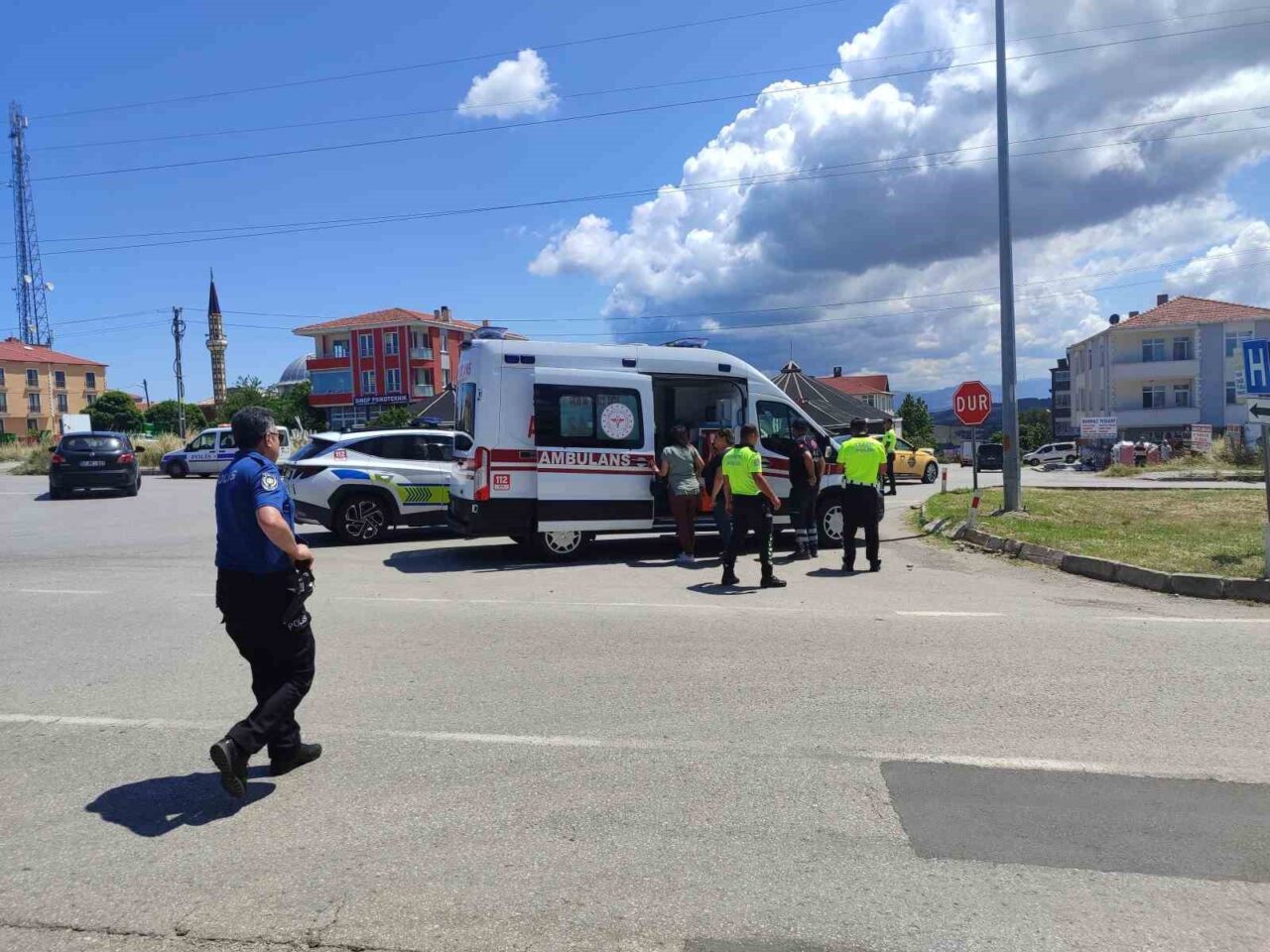 Sinop’ta direksiyon hakimiyetini kaybeden kadın motosiklet sürücüsü kayarak yere düştü.