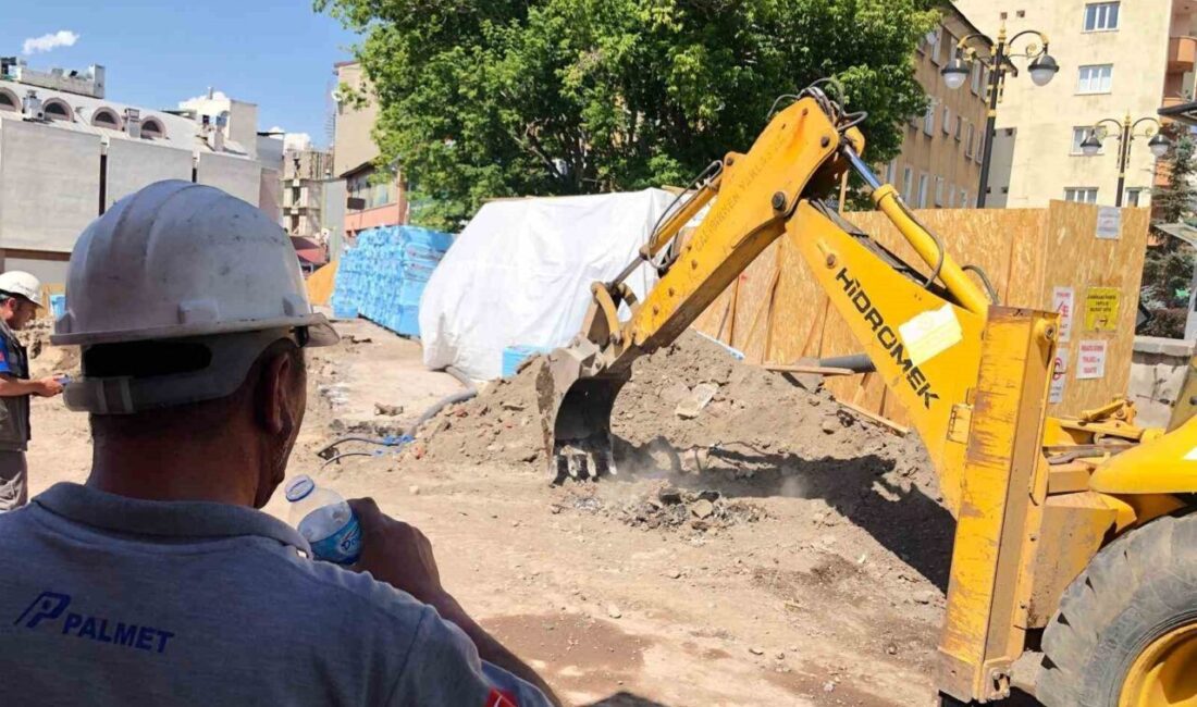 Erzurum’da inşaatta yapılan kazı sırasında delinen doğalgaz borusu vatandaşlara korku