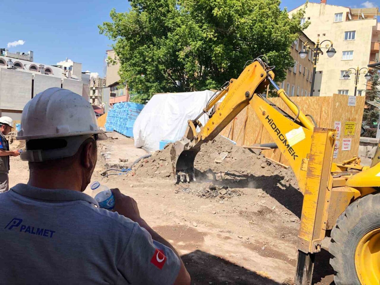 Erzurum’da inşaatta yapılan kazı sırasında delinen doğalgaz borusu vatandaşlara korku