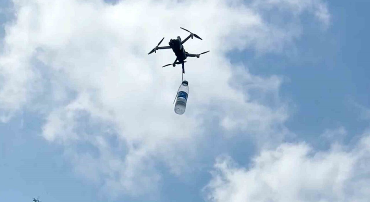 Rize’de çay müstahsili eve uzak olan arazisine dron ile su