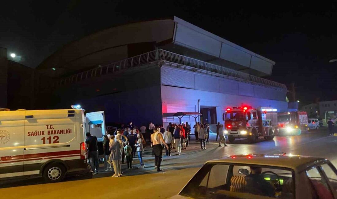 Kocaeli’nin Körfez ilçesinde bir düğün salonunun asansör bölümünde çıkan yangın