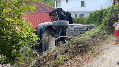 Sinop’un Ayancık ilçesinde yabancı plakalı bir otomobil, el freni çekilmeyince