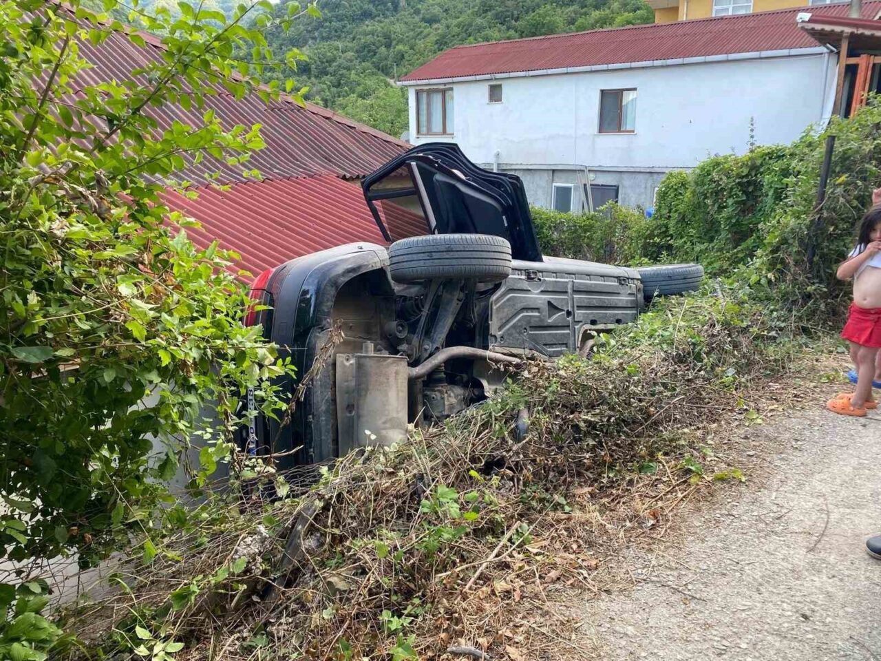 Sinop’un Ayancık ilçesinde yabancı plakalı bir otomobil, el freni çekilmeyince