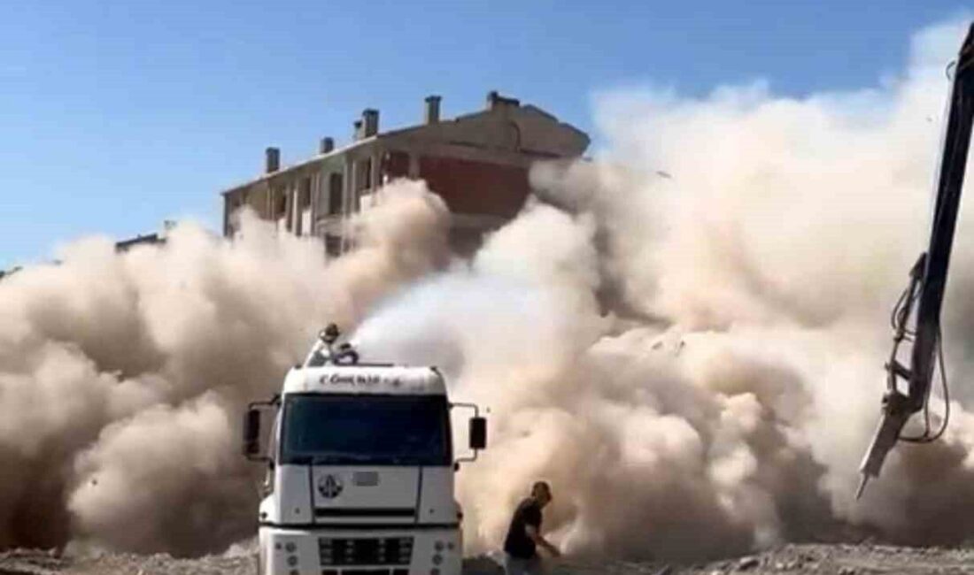 Elazığ’da ağır hasarlı bina tek dokunuş ile yıkıldı Kahramanmaraş merkezli depremlerde Elazığ’da ağır hasar alan bina, iş makinesinin