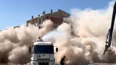 Kahramanmaraş merkezli depremlerde Elazığ’da ağır hasar alan bina, iş makinesinin