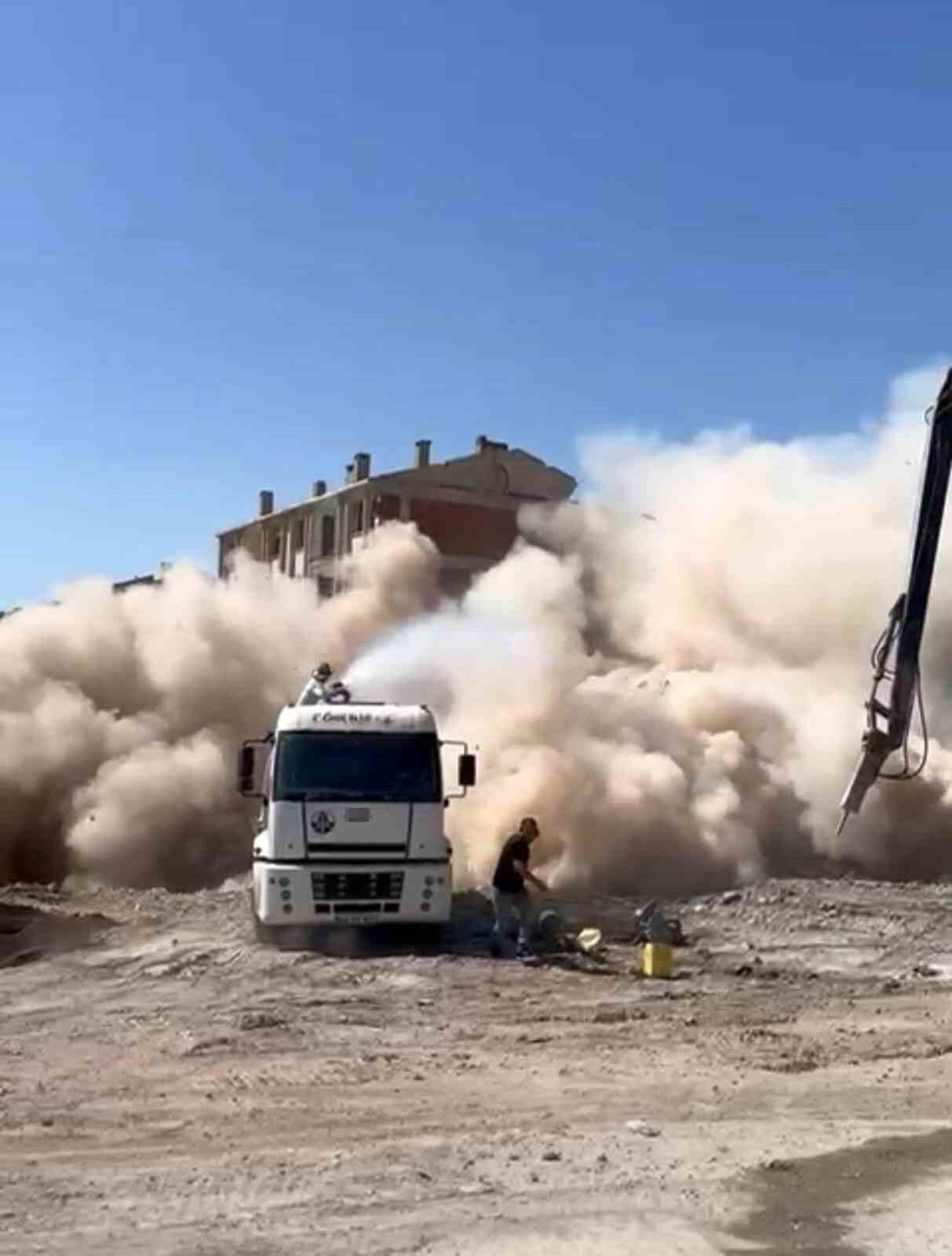 Kahramanmaraş merkezli depremlerde Elazığ’da ağır hasar alan bina, iş makinesinin