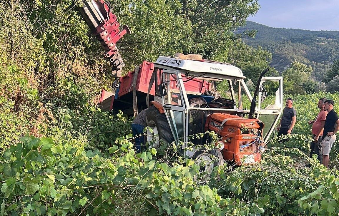 Amasya’nın Taşova ilçesinde devrilen traktörün sürücüsü, kaldırıldığı hastanede hayatını kaybetti.