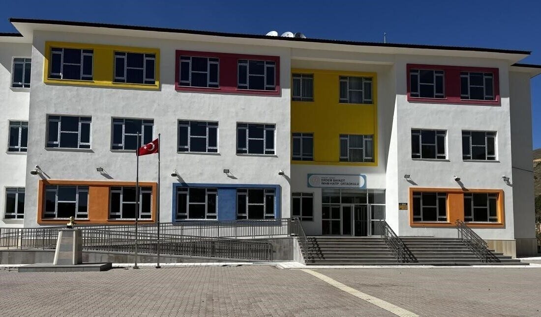 Erdem Beyazıt İmam Hatip Ortaokulunda 12 öğrenci hafızlık eğitimini tamamladı Erdem Beyazıt İmam Hatip Ortaokulunda bu yıl 12 öğrenci hafızlık