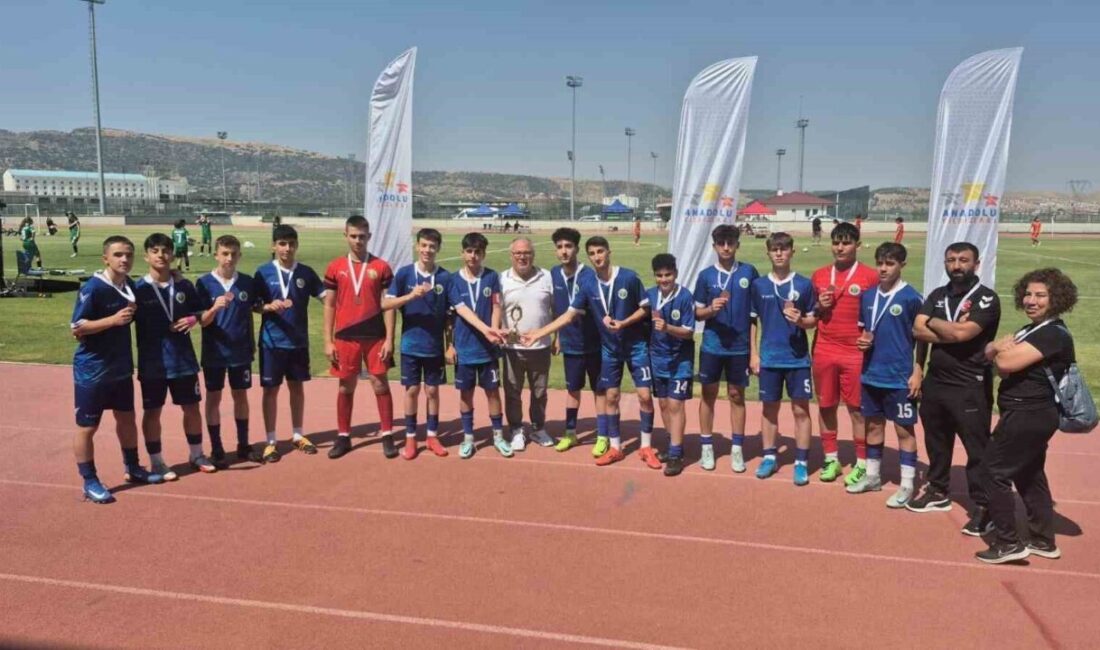 Afyonkarahisar’da düzenlenen Anadolu Yıldızlar Ligi Futbol Türkiye Şampiyonası’nda mücadele eden