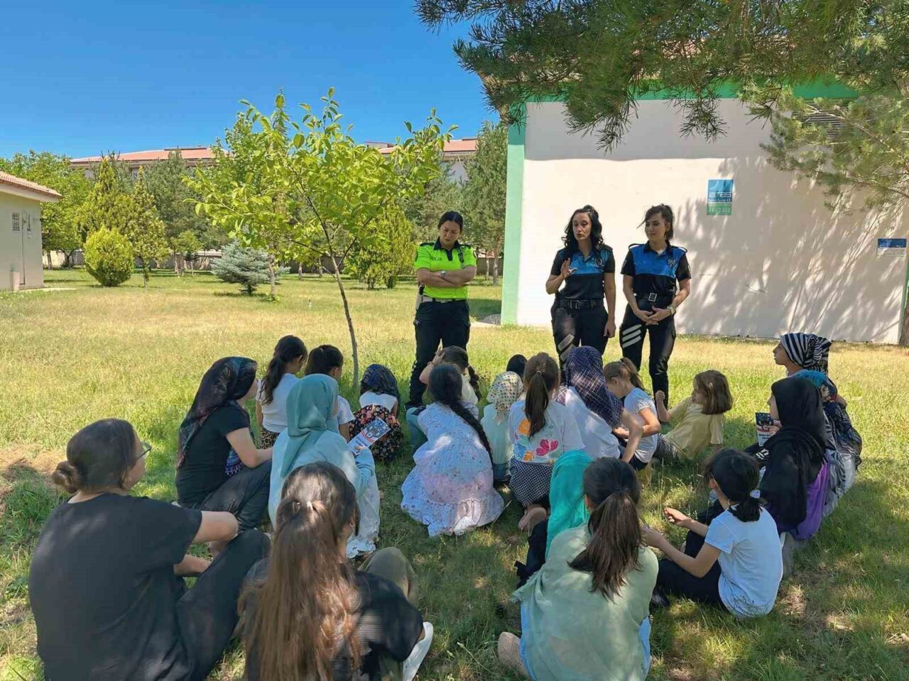 Erzincan polisi çocukları 112 acil çağrı hattı, güvenli internet kullanımı,