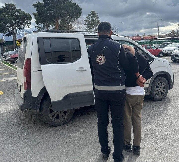 Erzincan’da çeşitli suçlardan kesinleşmiş hapis cezası bulunan 18 aranan şahıs yakalandı Erzincan polisi, araması bulunan şahıslara yönelik yaptığı operasyonlarda 34 yıl