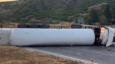 Erzincan-Erzurum kara yolunun Sansa Deresi mevkiinde bir tanker devrildi. Meydana