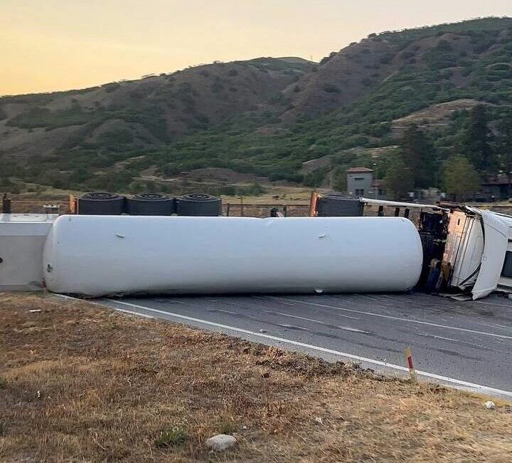 Erzincan-Erzurum kara yolunun Sansa Deresi mevkiinde bir tanker devrildi. Meydana