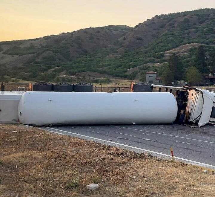 Erzincan-Erzurum kara yolunun Sansa Deresi mevkiinde bir tanker devrildi. Meydana