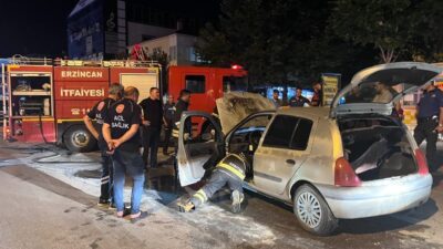 Erzincan’da gece saatlerinde park halindeki bir otomobilde çıkan yangın paniğe