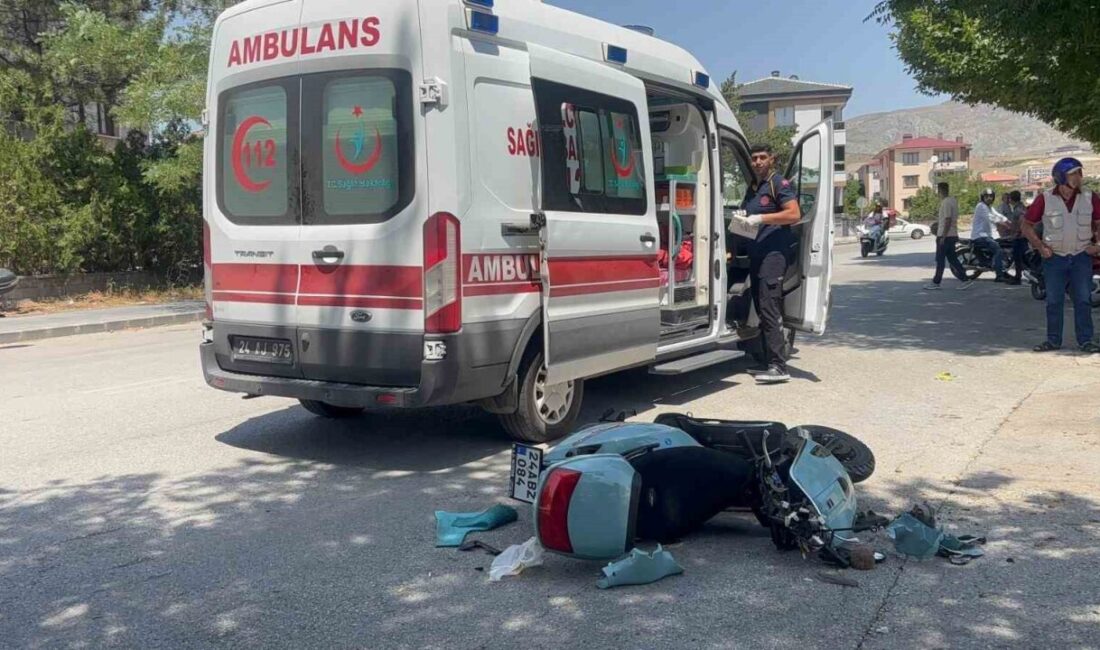 Erzincan’da motosiklet ile hafif ticari aracın çarpışması sonucu meydana gelen