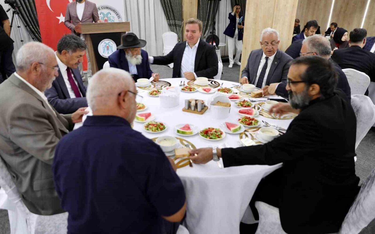Erzincan’da muharrem ayı dolayısıyla iftar programı düzenlendi. Düzenlenen iftar programında