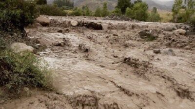 Erzincan’da etkili olan sağanak yağış, kısa sürede sele dönüştü. Erzincan-Sivas