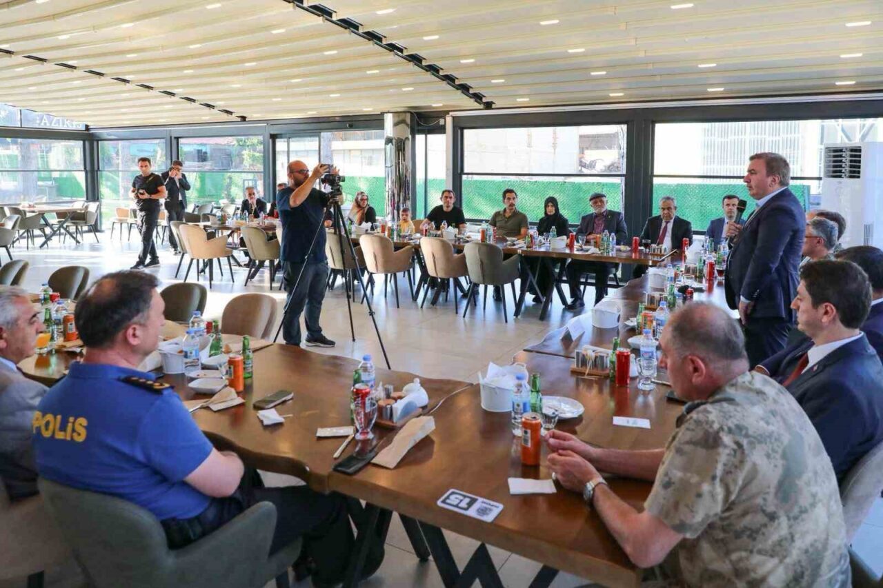 Erzincan Valisi Hamza Aydoğdu, il protokolüyle birlikte, 15 Temmuz Demokrasi