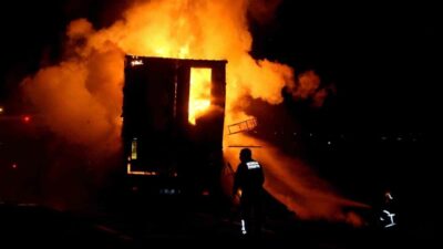 Erzincan’ın Tercan ilçesinde kumaş ve kozmetik yüklü tırın dorsesi alev