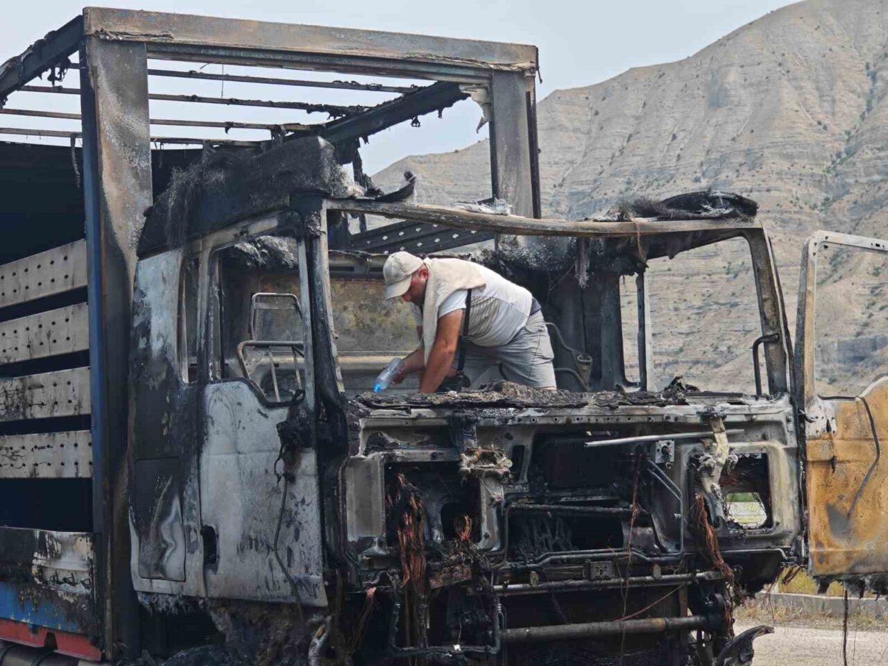 Erzurum’un Uzundere ilçesinden geçen Erzurum-Artvin karayolunda Gürcü plakalı bir tır,