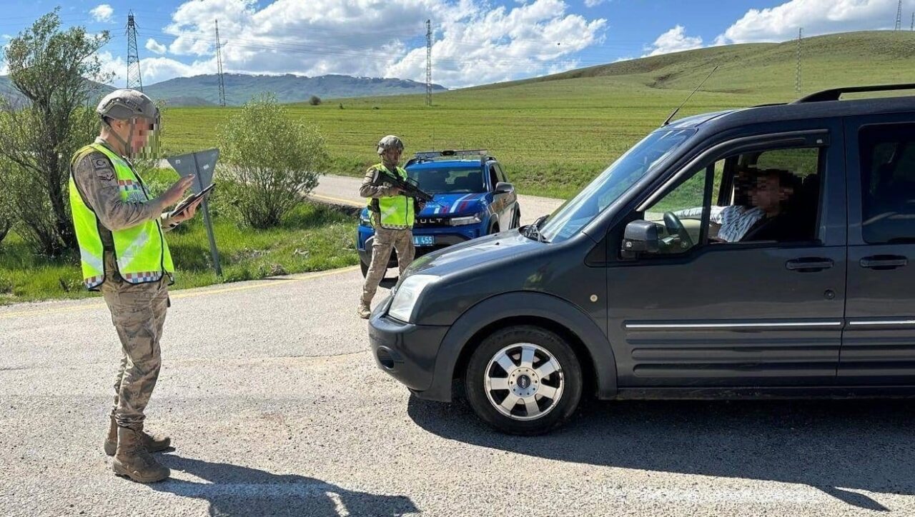 Erzurum İl Jandarma Komutanlığınca son bir ay içerisinde göçmen kaçakçılığı